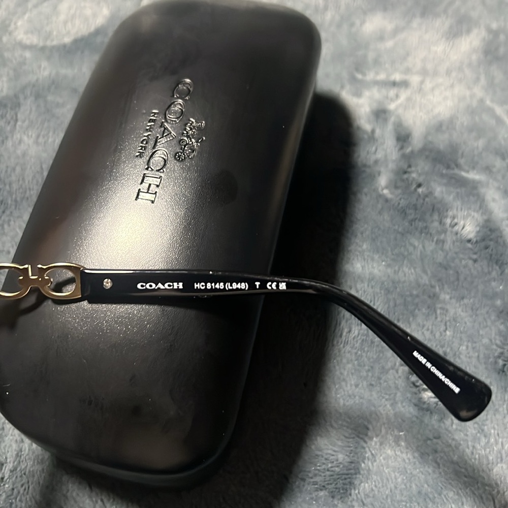 Women’s Coach kissing C’s black sunglasses - Picture 3 of 5
